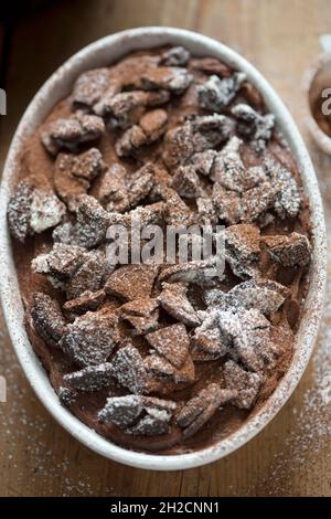 Cheesecake al cioccolato senza cottura con biscotti al cioccolato Foto Stock