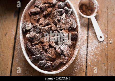 Cheesecake al cioccolato senza cottura con biscotti al cioccolato Foto Stock