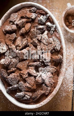 Cheesecake al cioccolato senza cottura con biscotti al cioccolato Foto Stock