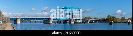 Bascule Bridge 'Blaues Wunder' sul Peenestrom a Wolgast (Germania) - vista panoramica Foto Stock