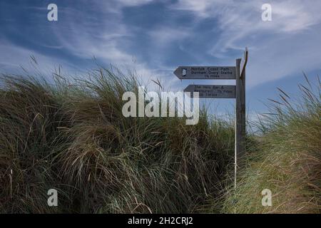 Sentiero costiero segno sulla costa nord Norfolk, Regno Unito Foto Stock