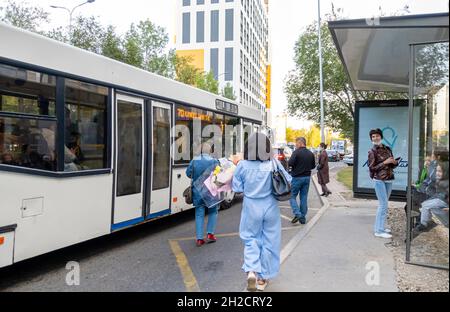 Pendolari a bordo di un autobus 70 presso una fermata a Nur-Sultan, Astana, Kazakhstan, Asia Centrale Foto Stock
