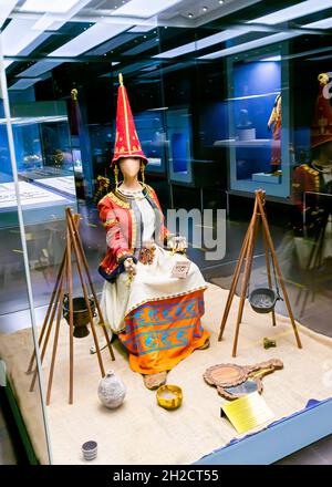 Ricostruzione della nobile vestiario somatiano, 6-5 secolo a.C. Dal complesso Taksai-1, Kazakistan occidentale. Museo Nazionale, Nur-Sultan Foto Stock