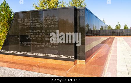 Il Muro della memoria con nomi di più di 7,000 donne - prigionieri del campo di ALZHIR. Complesso commemorativo delle vittime delle repressioni, Aqmola, Kazakshan Foto Stock