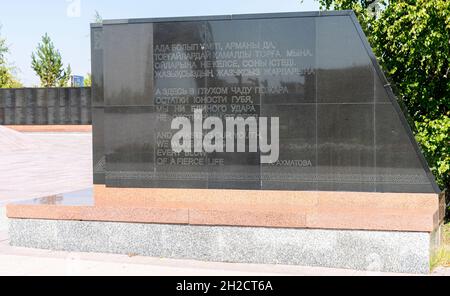 Il Muro della memoria con nomi di più di 7,000 donne - prigionieri del campo di ALZHIR. Complesso commemorativo delle vittime delle repressioni, Aqmola, Kazakshan Foto Stock