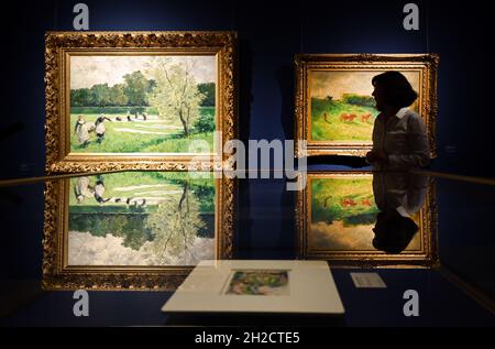 Turingia, Weimar: 21 ottobre 2021, i dipinti "Die große Bleiche" (1889, l) e "Kuhtränke" (1893) si riflettono su una vetrina della mostra "Landschaften im Licht". L'impressionista Ludwig von Gleichen-Rußwurm'. L'impressionista Ludwig von Gleichen-Rußwurm'. La mostra rende omaggio al primo impressionista tedesco Ludwig von Gleichen-Rußwurm (1836-1901), nipote di Friedrich Schiller. Come mostra la prima grande indagine, la seconda mostra principale dell'anno a tema "Nuova natura" presenterà dipinti, acquerelli, disegni e stampe di tutta la fase creativa dell'artista Foto Stock