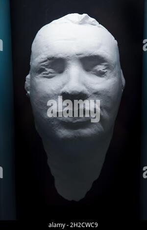 Maschera di morte di Jan Palach presa dallo scultore ceco Olbram Zoubek in mostra al Museo Nazionale (Národní muzeum) a Praga, Repubblica Ceca. Jan Palach fu uno studente che si suicidò per autoimmolazione il 16 gennaio 1969 come protesta contro l'invasione sovietica in Cecoslovacchia il 21 agosto 1968. La sua maschera di morte è in vista presso la nuova mostra permanente del Museo Nazionale dedicato alla Storia del XX secolo. Foto Stock