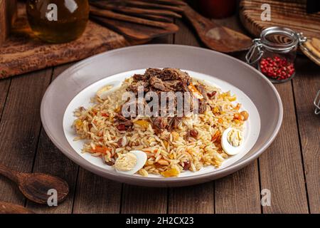 Piatto nazionale uzbeko pilaf con riso e carne Foto Stock