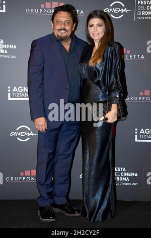 Roma, Italia. 20 Ott 2021. Roma Cinema Fest 2021, Film Fest, Villa Miani. Evento di beneficenza Red Carpet per la Croce Rossa Italiana. Nella foto: Enrico Brignano e Flora canto Credit: Independent Photo Agency/Alamy Live News Foto Stock