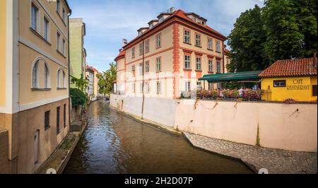 Certovka, canale d'acqua tra edifici a Lesser Town, Praga, Repubblica Ceca Foto Stock