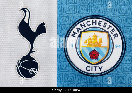Primo piano di Spurs e Man City club crest. Foto Stock