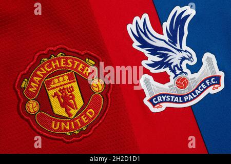 Primo piano della cresta del club Man United e Crystal Palace. Foto Stock