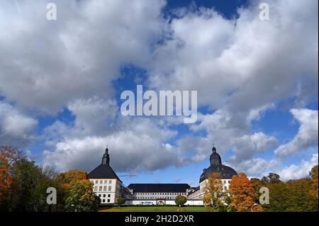 Gotha, Germania. 21 ottobre 2021. Le nuvole si diedano sul castello di Friedenstein. La mostra speciale 'Back in Gotha! I capolavori perduti saranno esposti al Museo Ducale della Fondazione Palazzo Friedenstein. Dal 24 ottobre al 21 agosto 2022, i cinque dipinti rubati durante un furto d'arte 42 anni fa saranno nuovamente esposti dopo il loro ritorno e restauro. Credit: Martin Schutt/dpa-Zentralbild/dpa/Alamy Live News Foto Stock