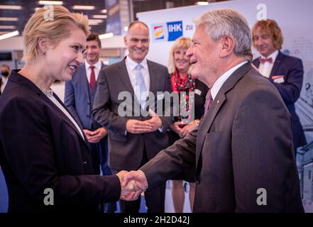 Rostock, Germania. 21 ottobre 2021. Manuela Schwesig (SPD), Presidente del Ministro Meclemburgo-Pomerania occidentale, dà il benvenuto all'ex Presidente federale Joachim Gauck all'accoglienza annuale della Camera di Commercio e industria di Rostock. Sotto il motto "V is Wow", la Camera dell'industria e del commercio di Rostock invita politici e imprenditori alla Stadthalle. Credit: Jens Büttner/dpa-Zentralbild/dpa/Alamy Live News Foto Stock