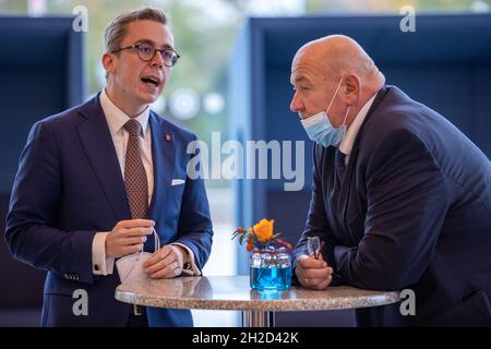 Rostock, Germania. 21 ottobre 2021. Philipp Amthor (l), membro della CDU del Bundestag, parla con Harry Glawe (CDU), Ministro dell'economia di Meclemburgo-Pomerania occidentale, al margine dell'accoglienza annuale della Camera di Commercio e industria di Rostock. Sotto il motto "V is Wow", la Camera dell'industria e del commercio di Rostock invita politici e imprenditori al municipio. Credit: Jens Büttner/dpa-Zentralbild/dpa/Alamy Live News Foto Stock