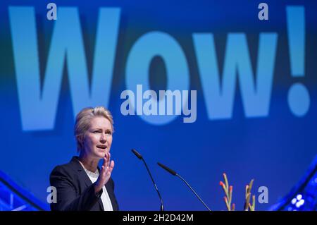 Rostock, Germania. 21 ottobre 2021. Manuela Schwesig (SPD), Presidente del Ministro Meclemburgo-Pomerania occidentale, interviene alla reception annuale della Camera dell'industria e del commercio di Rostock. Sotto il motto "V is Wow", la Camera dell'industria e del commercio di Rostock invita politici e imprenditori alla Stadthalle. Credit: Jens Büttner/dpa-Zentralbild/dpa/Alamy Live News Foto Stock