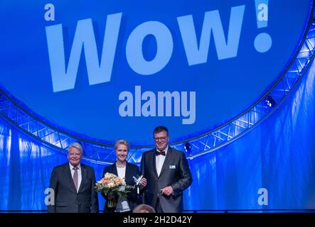 Rostock, Germania. 21 ottobre 2021. Manuela Schwesig (SPD), Presidente del Ministro Meclemburgo-Pomerania occidentale, è in scena all'accoglienza annuale della Camera dell'industria e del commercio di Rostock con l'ex Presidente federale Joachim Gauck (l) e Klaus-Jürgen Strupp, Presidente della Camera dell'industria e del commercio. Sotto il motto "V is Wow", la Camera dell'industria e del commercio di Rostock invita politici e imprenditori alla Stadthalle. Credit: Jens Büttner/dpa-Zentralbild/dpa/Alamy Live News Foto Stock