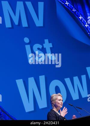 Rostock, Germania. 21 ottobre 2021. Manuela Schwesig (SPD), Presidente del Ministro Meclemburgo-Pomerania occidentale, interviene alla reception annuale della Camera dell'industria e del commercio di Rostock. Sotto il motto "V is Wow", la Camera dell'industria e del commercio di Rostock invita politici e imprenditori alla Stadthalle. Credit: Jens Büttner/dpa-Zentralbild/dpa/Alamy Live News Foto Stock