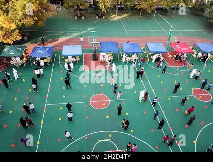 (211021) -- LANZHOU, 21 ottobre 2021 (Xinhua) -- Foto aerea scattata il 21 ottobre 2021 mostra un sito di test temporaneo COVID-19 in una scuola elementare di Lanzhou, capitale della provincia di Gansu nella Cina nord-occidentale. Lanzhou ha sospeso le lezioni di persona per gli asili locali, le scuole primarie e superiori e gli istituti di formazione fuori dal campus a partire da giovedì per il controllo COVID-19. Le autorità sanitarie avevano raccolto 11,326 campioni per il test degli acidi nucleici da nove scuole di Lanzhou, con tutti i campioni test negativi, ha detto l'ufficio informazioni del governo provinciale. Gansu ha riportato cinque transm locali Foto Stock