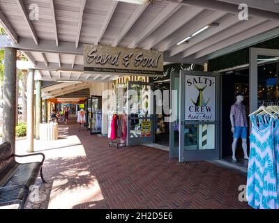 Persone che acquistano al John's Pass Village con porte ai negozi aperti all'aria aperta, Madeira Beach, Florida, USA. Foto Stock