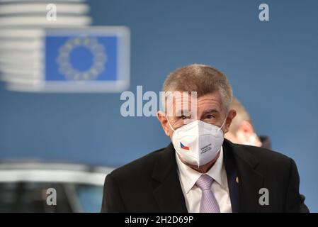 (211021) -- BRUXELLES, 21 ottobre 2021 (Xinhua) -- il primo ministro ceco Andrej Babis arriva per una riunione del Consiglio europeo presso la sede centrale dell'UE a Bruxelles, Belgio, 21 ottobre 2021. I leader dell'UE si riuniscono a Bruxelles il 21 e 22 ottobre per discutere dei prezzi dell'energia, del COVID-19, della trasformazione digitale, della politica commerciale, della migrazione e delle relazioni esterne. (Unione europea/consegna tramite Xinhua) Foto Stock