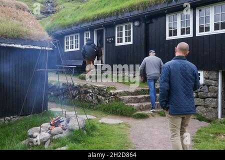 Gli ospiti che arrivano al Koks, ristorante gourmet a Leynar, Streymoy Island, Faroe Islands, Scandinavia, Europe. Foto Stock