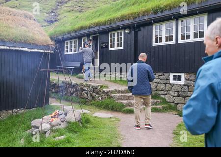 Gli ospiti che arrivano al Koks, ristorante gourmet a Leynar, Streymoy Island, Faroe Islands, Scandinavia, Europe. Foto Stock