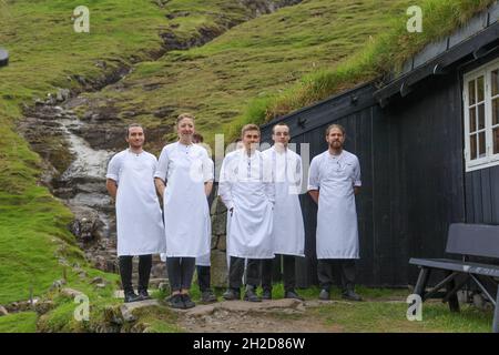 Un gruppo di chef attende gli ospiti che arrivano al Koks, ristorante gourmet a Leynar, Streymoy Island, Faroe Islands, Scandinavia, Europe. Foto Stock