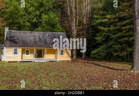 Waynesvile, Carolina del Nord, USA - Ottobre 14. 2021: Design architettonico dove il centro della casa è aperto di fronte a dietro come una breezeway chiamato Foto Stock