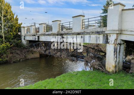 Il secondo ponte in ghisa più antico del mondo, sotto un ponte più moderno a Trentham Gardens, Stoke-on-Trent, Staffordshire, Inghilterra, Regno Unito Foto Stock