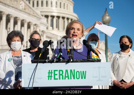 Il rappresentante degli Stati Uniti Carolyn Maloney (democratico di New York) offre osservazioni nel corso di una conferenza stampa sulla certificazione dell'Equal Rights Emendment presso il Campidoglio degli Stati Uniti a Washington, DC, giovedì 21 ottobre 2021. Credit: Rod Lammey/CNP /MediaPunch Foto Stock