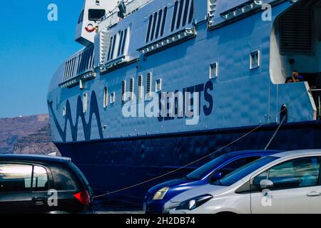 Santorini, Grecia - 20 ottobre 2021 le barche ad alta velocità di Seajets sono traghetti che fanno questa traversata a circa 5 ore dal porto del Pireo Foto Stock