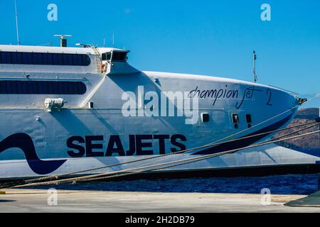 Santorini, Grecia - 20 ottobre 2021 le barche ad alta velocità di Seajets sono traghetti che fanno questa traversata a circa 5 ore dal porto del Pireo Foto Stock