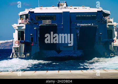 Santorini, Grecia - 20 ottobre 2021 le barche ad alta velocità di Seajets sono traghetti che fanno questa traversata a circa 5 ore dal porto del Pireo Foto Stock