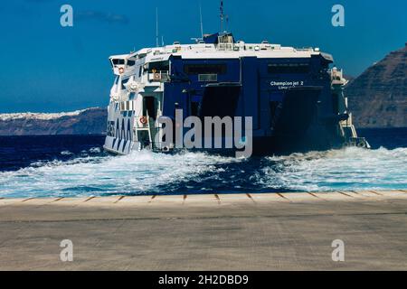 Santorini, Grecia - 20 ottobre 2021 le barche ad alta velocità di Seajets sono traghetti che fanno questa traversata a circa 5 ore dal porto del Pireo Foto Stock