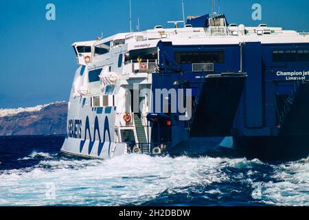 Santorini, Grecia - 20 ottobre 2021 le barche ad alta velocità di Seajets sono traghetti che fanno questa traversata a circa 5 ore dal porto del Pireo Foto Stock