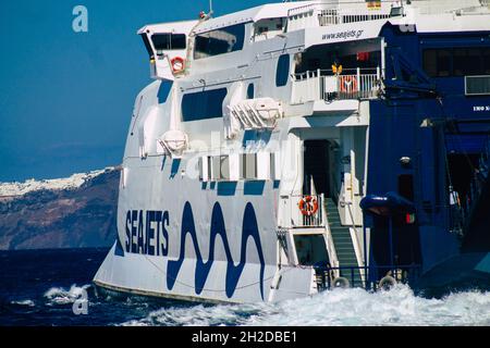 Santorini, Grecia - 20 ottobre 2021 le barche ad alta velocità di Seajets sono traghetti che fanno questa traversata a circa 5 ore dal porto del Pireo Foto Stock