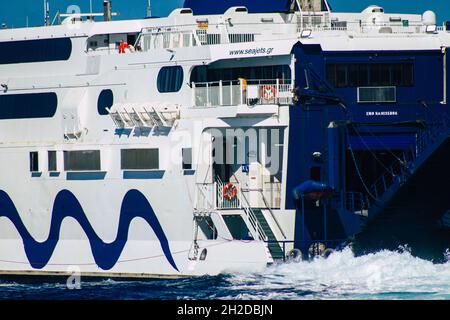 Santorini, Grecia - 20 ottobre 2021 le barche ad alta velocità di Seajets sono traghetti che fanno questa traversata a circa 5 ore dal porto del Pireo Foto Stock