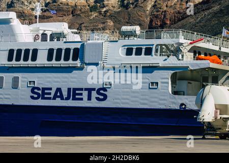 Santorini, Grecia - 20 ottobre 2021 le barche ad alta velocità di Seajets sono traghetti che fanno questa traversata a circa 5 ore dal porto del Pireo Foto Stock