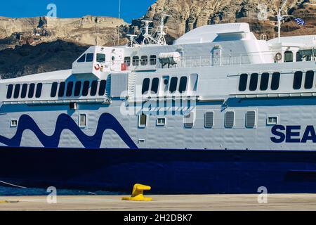 Santorini, Grecia - 20 ottobre 2021 le barche ad alta velocità di Seajets sono traghetti che fanno questa traversata a circa 5 ore dal porto del Pireo Foto Stock