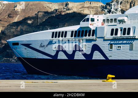 Santorini, Grecia - 20 ottobre 2021 le barche ad alta velocità di Seajets sono traghetti che fanno questa traversata a circa 5 ore dal porto del Pireo Foto Stock