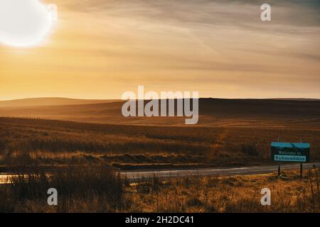 Benvenuti al cartello Richmondshire all'alba su brughiera isolata vicino a Keld, Yorkshire Dales National Park, Richmondshire, North Yorkshire, Inghilterra Foto Stock