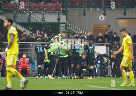 Italia. 19 Ott 2021. Italia, Milano, 19 2021 ottobre: Arturo Vidal (Inter midfielder) segna e celebra il traguardo 2-1 a 58' durante la partita di calcio FC INTER vs SHERIFF, UCL matchday3, stadio San Siro (Foto di Fabrizio Andrea Bertani/Pacific Press/Sipa USA) credito: Sipa USA/Alamy Live News Foto Stock