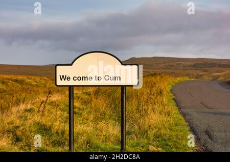 Benvenuto in Cumbria segno con alcune lettere mancanti sulla brughiera al confine con il North Yorkshire, Inghilterra Foto Stock