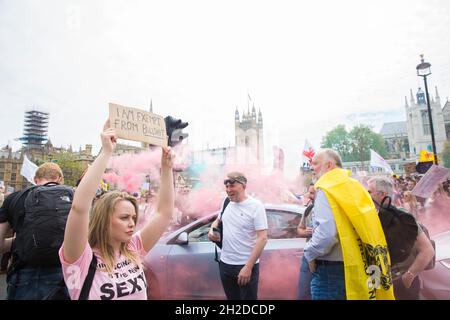 La gente si riunisce e marcia durante un raduno Unite per la libertà nel centro di Londra, 29 maggio 2021. La dimostrazione è contro i cosiddetti passaporti per vaccini. Foto Stock