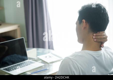 La sindrome di ufficio - uomo che soffre di dolori al collo e alla schiena mentre si lavora con il computer Foto Stock