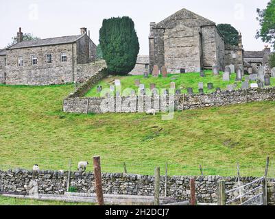 Keld United Reformed Church cimitero e muri di pietra a secco nel remoto villaggio di Swaledale di Keld, Yorkshire Dales National Park, North Yorkshire, Inghilterra Foto Stock