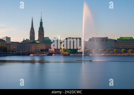 Binnenalster, o lago Inner Alster, è uno dei due laghi artificiali all'interno della città di Amburgo, Germania, che sono formati dal fiume Alster. Foto Stock