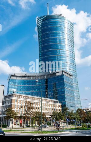 Varsavia, Polonia - 2 settembre 2018: Warsaw spire, Neomodern uffici con persone in giro a Varsavia, Polonia Foto Stock