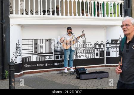 Busker che gioca nella città di Eastgate Street Chester 2021 Foto Stock